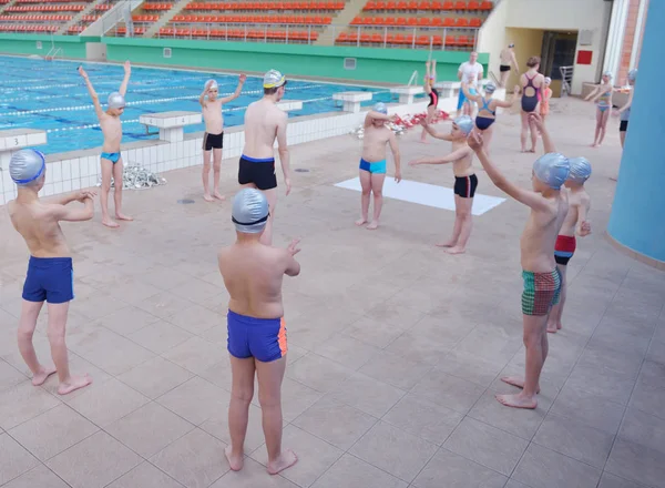 Grupo Niños Felices Niños Clase Piscina Aprendiendo Nadar — Foto de Stock