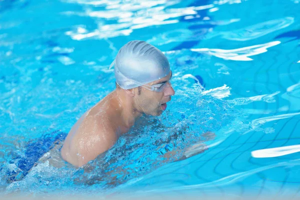 Kapalı Olimpik Havuzda Eğlenen Genç Yüzücü Ile Sağlık Spor Yaşam — Stok fotoğraf