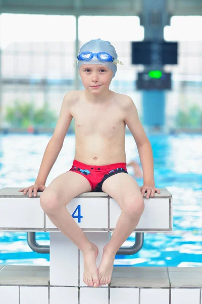 Boldog Kis Gyermek Portré Úszás Iskolai Osztályok Kikapcsolódás Beltéri Medencében — Stock Fotó
