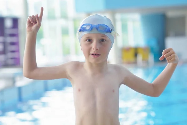 Glückliches Kleines Kinderporträt Über Schwimmschulklassen Und Freizeit Hallenbad — Stockfoto