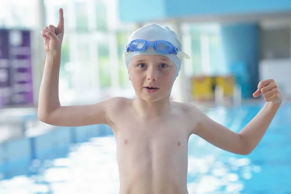 Glückliches Kleines Kinderporträt Über Schwimmschulklassen Und Freizeit Hallenbad — Stockfoto