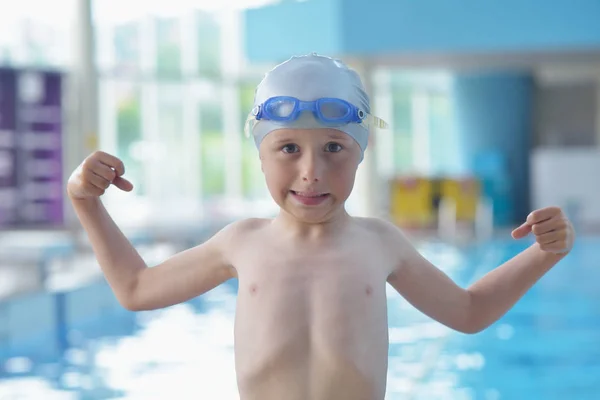 Glückliches Kleines Kinderporträt Über Schwimmschulklassen Und Freizeit Hallenbad — Stockfoto