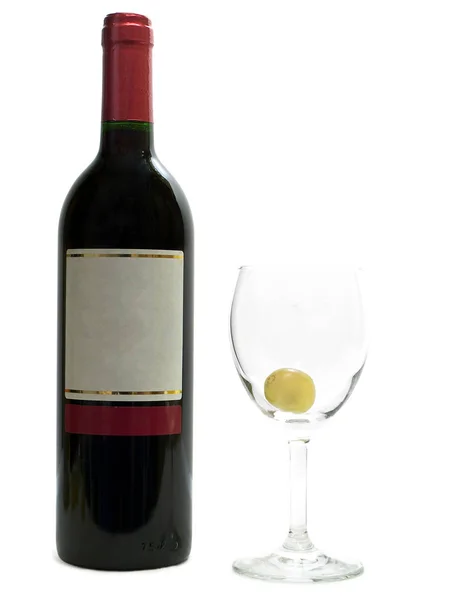 白を背景にしたワイングラスとブドウの赤ワインのボトル — ストック写真