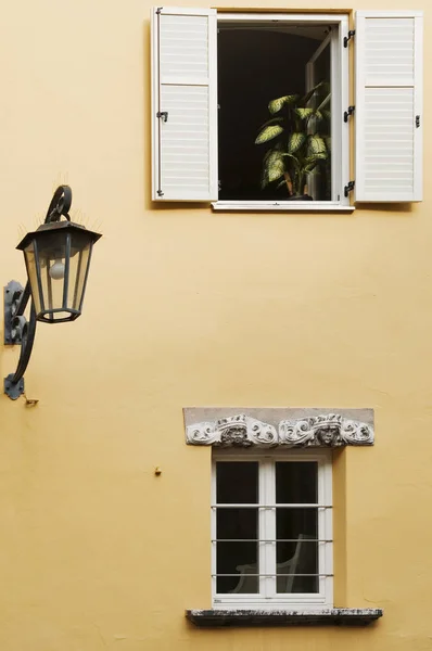 Detalle Fachada Una Casa Amarilla Con Dos Ventanas Superpuestas Lateralmente —  Fotos de Stock