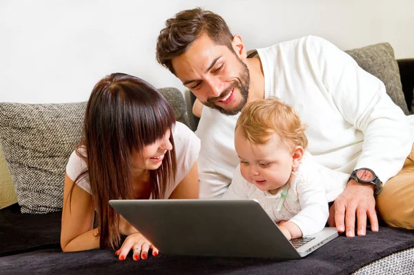 Young Happy Family Together Laptop — Stock Photo, Image