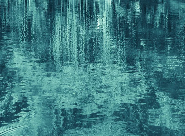 レトロなスタイルの色の波状水面上の抽象木反射 — ストック写真