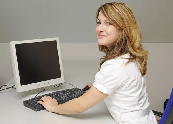 Kvinde Kontor Skrivebord Computer Arbejde Forretning Forretningskvinde Ung Smilende Computer - Stock-foto