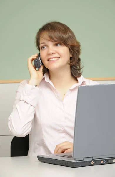 Kadın Ofis Masa Bilgisayar Telefon Telefon Cep Telefonu Kadını Işi — Stok fotoğraf