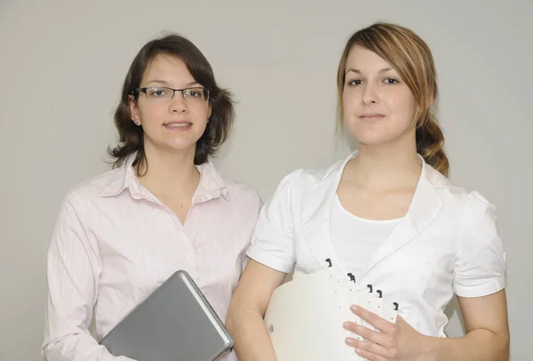 Mulher Escritório Mesa Computador Mulheres Registros Arquivos Pastas Trabalho Negócios — Fotografia de Stock