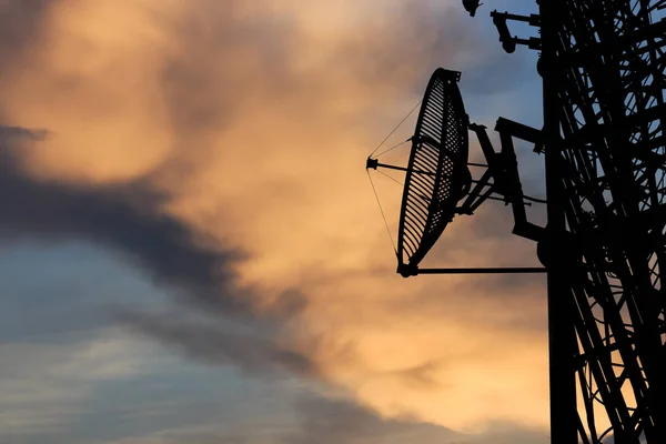 Sylwetka Satelita Komunikacja Wieża Bieguny Zachód Słońca — Zdjęcie stockowe