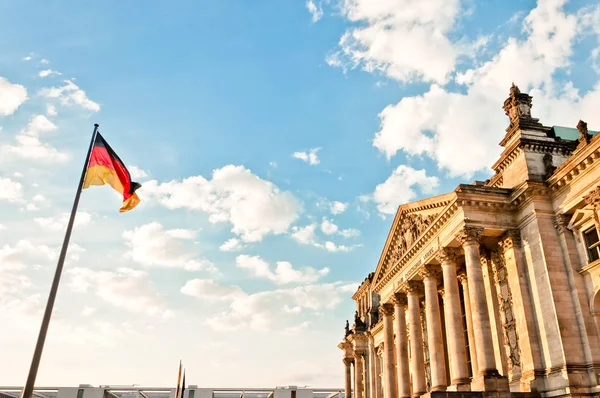 Německý Parlament Nebo Spolkový Sněm Národní Vlajkou Berlíně Německo — Stock fotografie