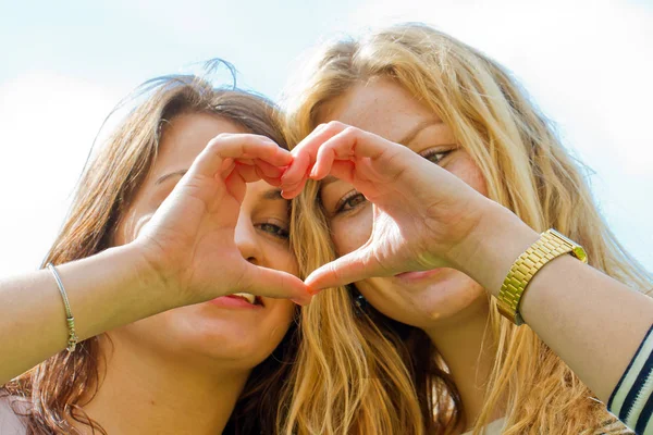 Två Flickvänner Gör Ett Finger Hjärta — Stockfoto