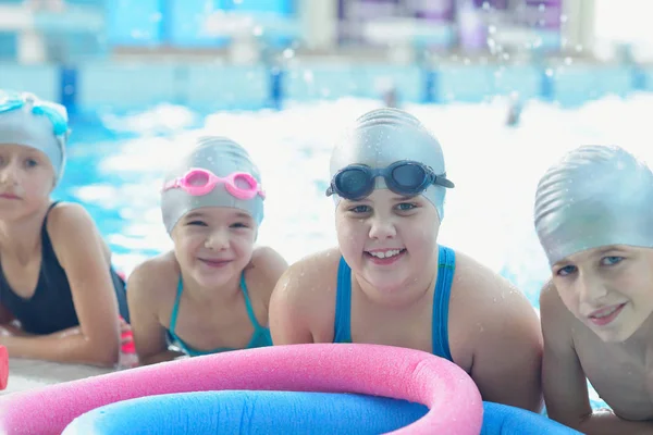 Gruppe Glücklicher Kinder Beim Schwimmunterricht Schwimmbad — Stockfoto
