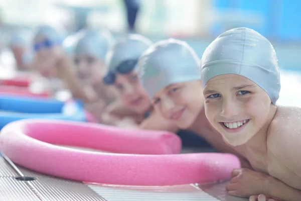 Gruppo Bambini Felici Bambini Lezione Piscina Imparare Nuotare — Foto Stock