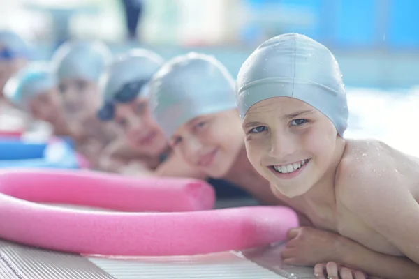 Grupo Niños Felices Niños Clase Piscina Aprendiendo Nadar —  Fotos de Stock