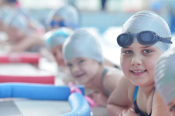 Skupina Šťastných Dětí Děti Plaveckém Bazénu Třídy Učí Plavat — Stock fotografie