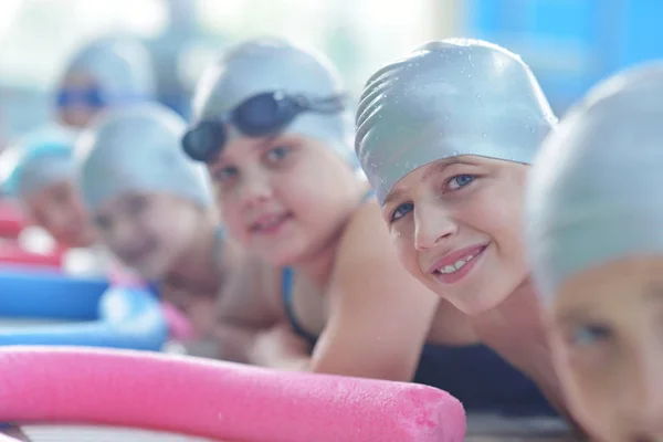 수영장 수업에서 수영을 배우는 아이들의 — 스톡 사진