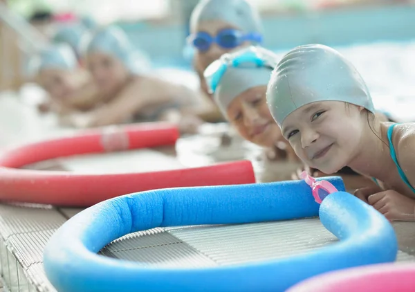 Csoport Boldog Gyerekek Medence Osztály Tanul Úszni — Stock Fotó