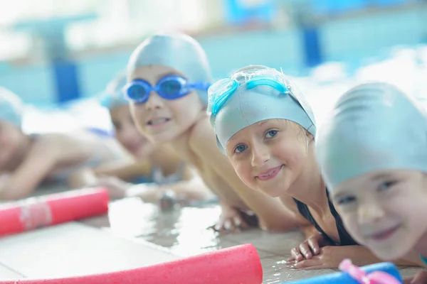 Grupo Crianças Felizes Aula Piscina Aprendendo Nadar — Fotografia de Stock