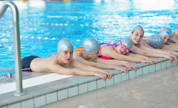 Grupo Niños Felices Niños Clase Piscina Aprendiendo Nadar —  Fotos de Stock