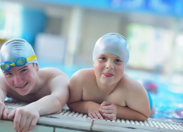 Grupo Crianças Felizes Aula Piscina Aprendendo Nadar — Fotografia de Stock