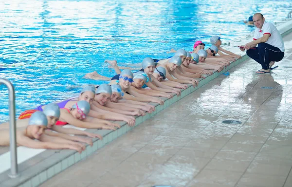 Gruppo Bambini Felici Bambini Lezione Piscina Imparare Nuotare — Foto Stock