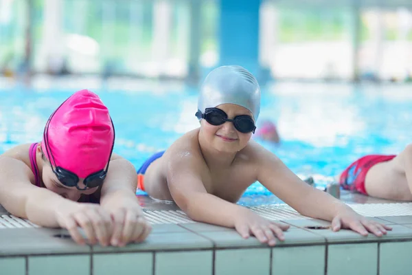 Gruppo Bambini Felici Bambini Lezione Piscina Imparare Nuotare — Foto Stock
