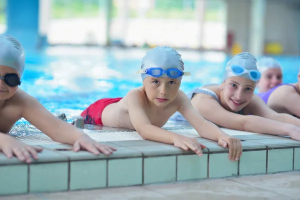 Grupo Niños Felices Niños Clase Piscina Aprendiendo Nadar — Foto de Stock