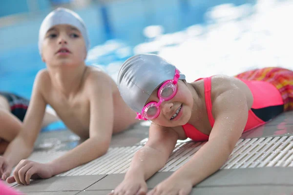 Grupo Niños Felices Niños Clase Piscina Aprendiendo Nadar —  Fotos de Stock