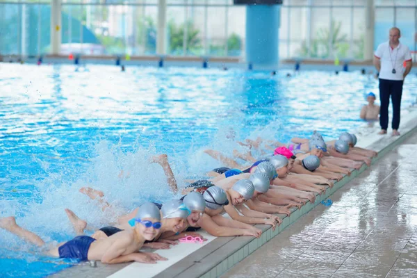 Група Щасливих Дітей Класі Басейну Вчиться Плавати — стокове фото
