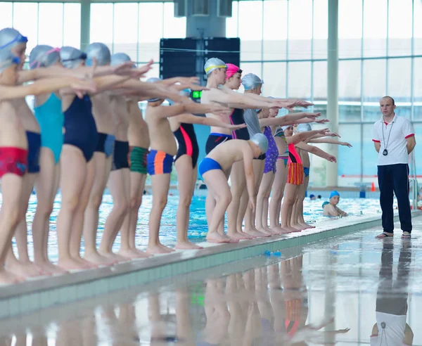 Gruppo Bambini Felici Bambini Lezione Piscina Imparare Nuotare — Foto Stock