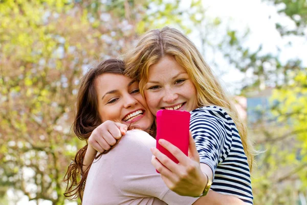 Két Lány Szelfit Készít Telefonnal — Stock Fotó