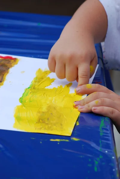 Mano Pinta Pincel Con Pintura —  Fotos de Stock