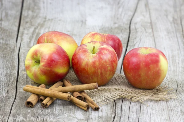 Rote Äpfel Und Zimtstangen — Stockfoto