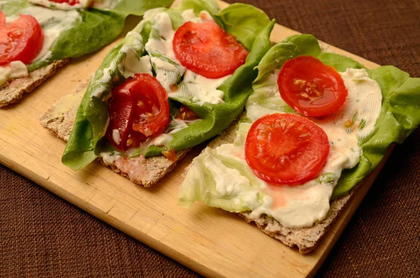 Vollkornbrot Mit Salat Und Käse — Stockfoto