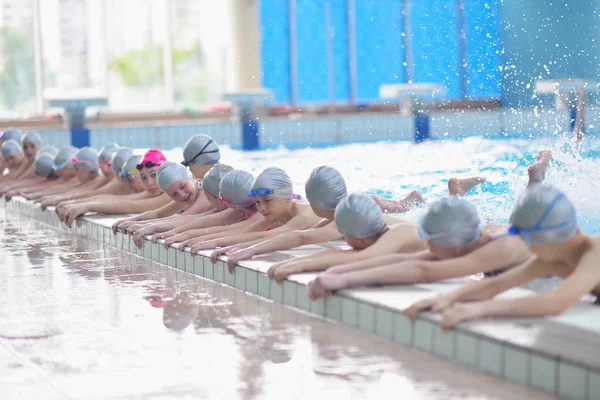 Група Щасливих Дітей Класі Басейну Вчиться Плавати — стокове фото