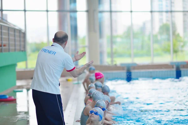 Gruppo Bambini Felici Bambini Lezione Piscina Imparare Nuotare — Foto Stock