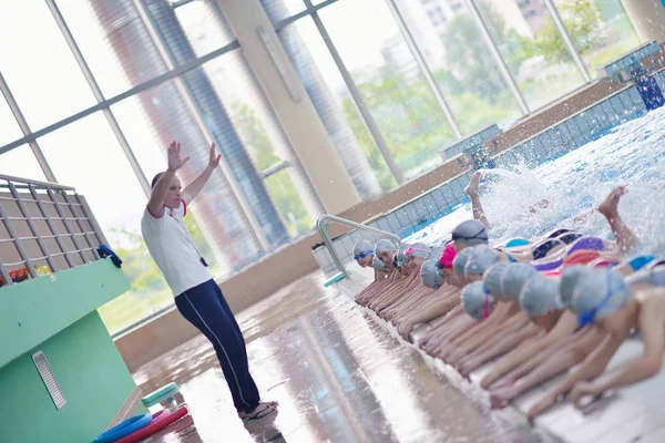 Grupo Crianças Felizes Aula Piscina Aprendendo Nadar — Fotografia de Stock