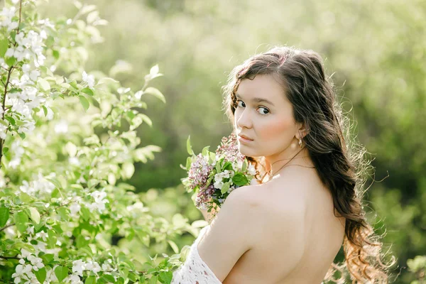 Young Girl Naked Back Costs Sun Beams Bouquet Wild Flowers — Stock Photo, Image