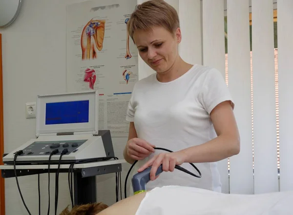 Applicazione Fisioterapia Elettrica Parte Del Terapeuta Sul Retro Una Donna — Foto Stock