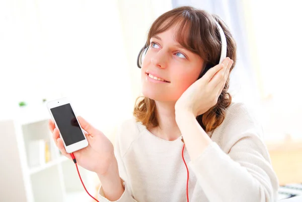 Utsikt Över Ung Attraktiv Kvinna Lyssnande Musik — Stockfoto