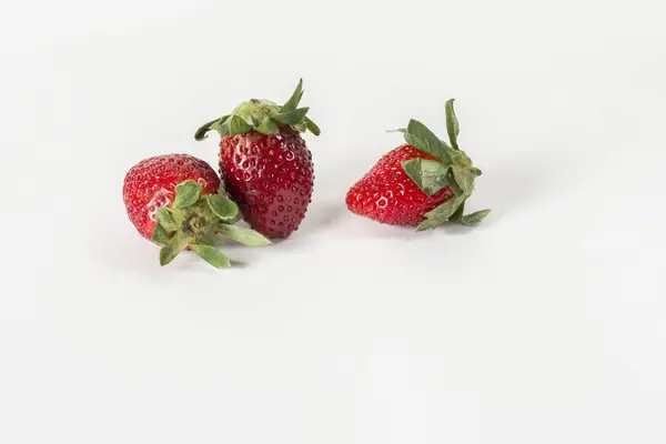白色背景上的三个新鲜草莓 — 图库照片