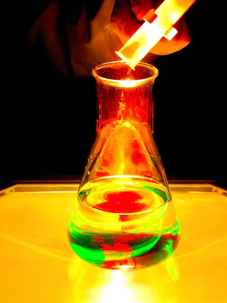 Гумова Колба Хімія Флуоресценція Хімічна Лабораторія Флуоресценція Хімічна Лабораторія — стокове фото