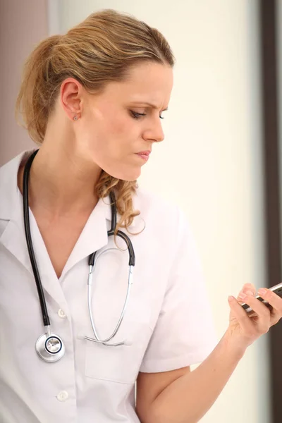 Porträtt Ung Kvinnlig Läkare Med Stetoskop Sjukhuset — Stockfoto