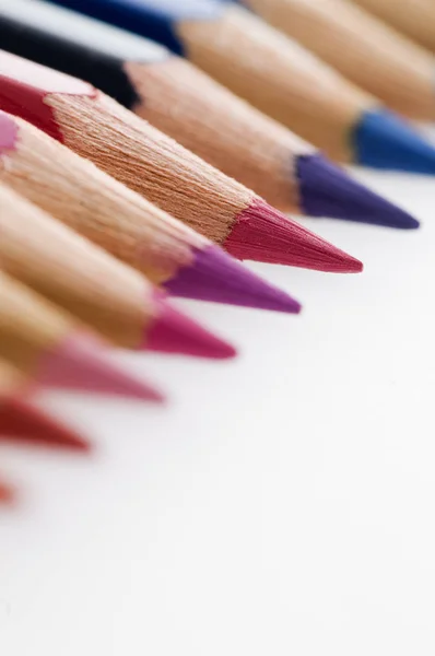 Ángulo Poco Profundo Acercamiento Los Crayones Dispuestos Fila Rojo Azul —  Fotos de Stock