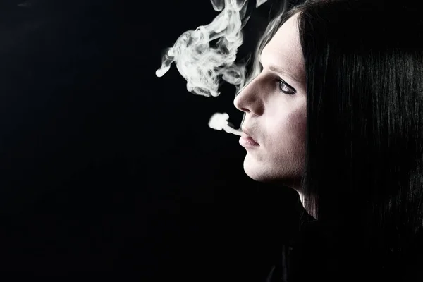 Jovem Mulher Com Cigarro Escuro — Fotografia de Stock