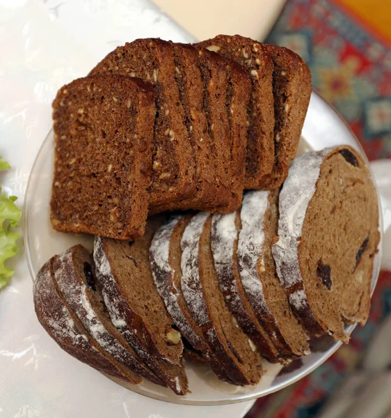 Вкусный Хлеб Тарелке Праздничном Столе Дома — стоковое фото
