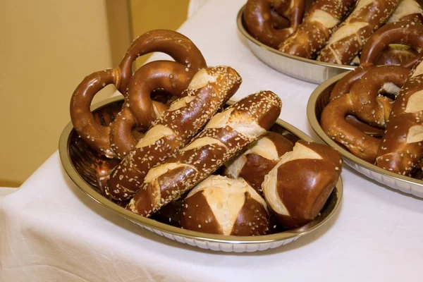 Laugen Pretzel Bastoncini Ciotole Tavolo Con Tovaglia Bianca — Foto Stock