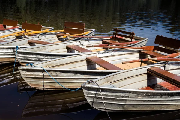 Üres Evezős Csónakok Egymás Után Tónál Fénymásoló Hellyel — Stock Fotó
