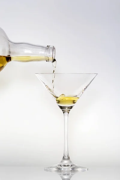 Giet Een Vloeistof Een Martini Glas — Stockfoto